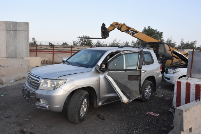 Kabil'deki tahliye izdihamında lüks araçlar hurdaya döndü
